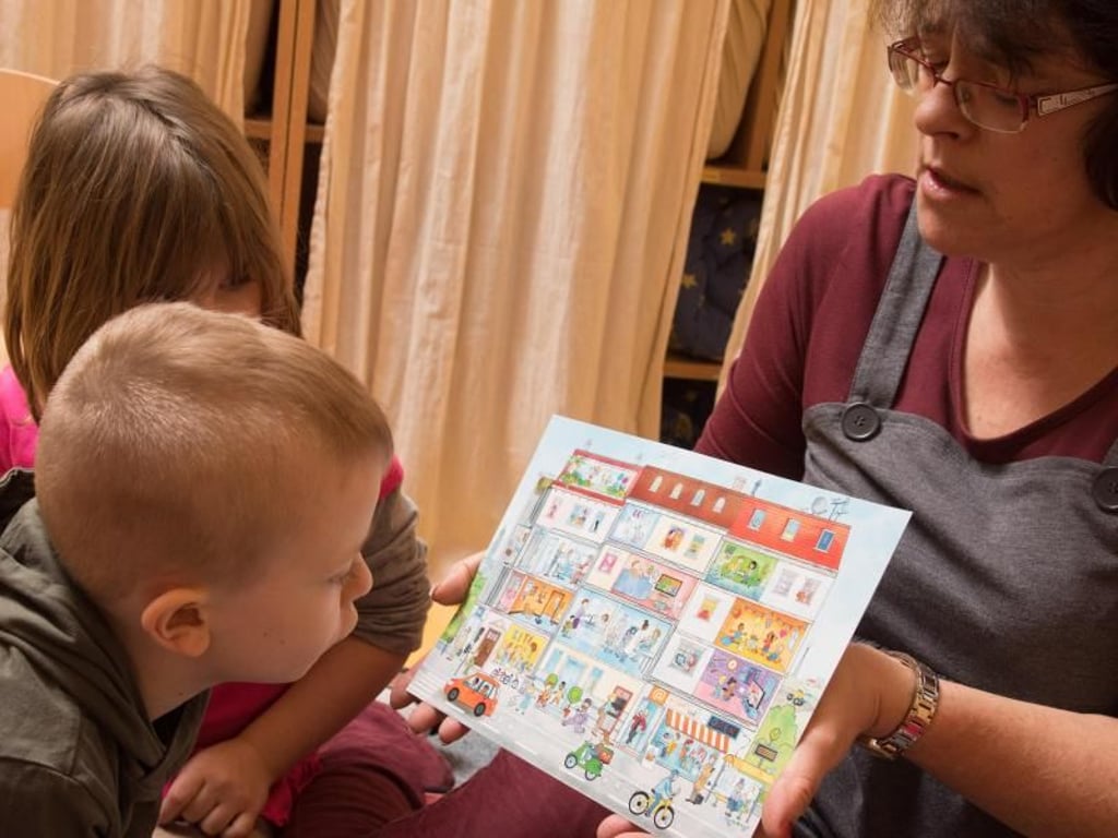 Anhand einer Grafik sollen Kinder Zummenhänge verstehen. Das Ziel dahinter ist es, Kinder auf die digitale Welt vorzubereiten. Foto: Jörg Carstensen