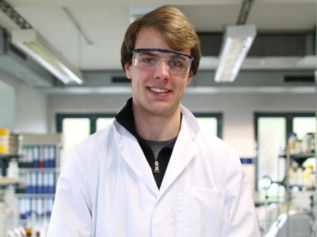 Weißer Kittel statt orangene Kluft: Jan Lacher macht die Ausbildung zur Fachkraft für Kreislauf- und Abfallwirtschaft. Er lernt bei der Dortmunder Entsorgungsgesellschaft EDG. Foto: Ina Fassbender