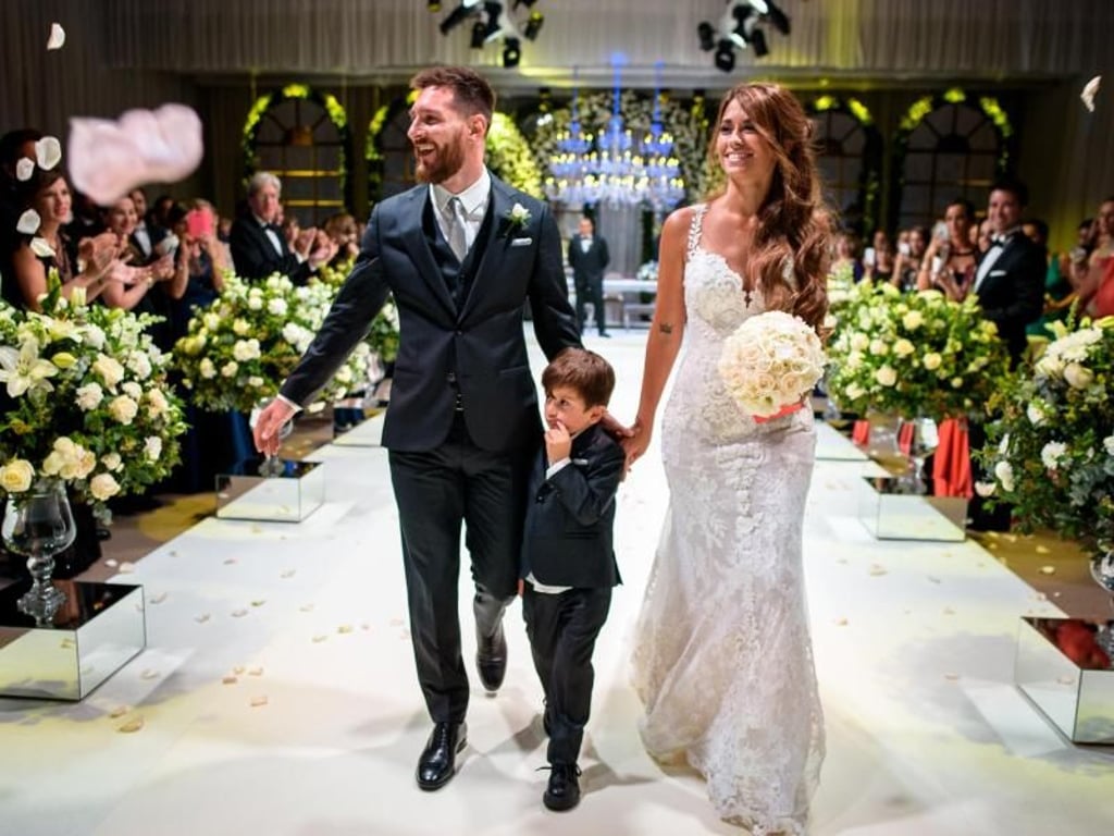 Fussballstar Lionel Messi hat seine Jugendliebe Antonela Rocuzzo geheiratet - Sohn Thiago war natürlich auch dabei. Foto: Andrés Preumayr/Messi.com