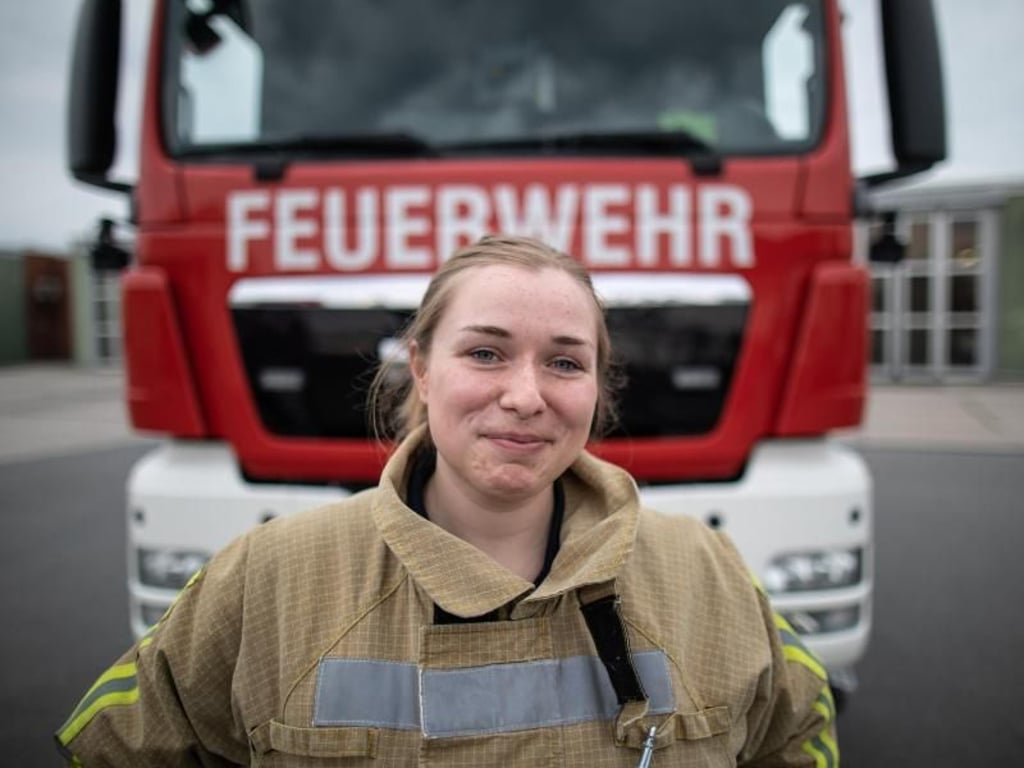 Ihre Ausbildung hat Hannah Netzer im Herbst 2017 beendet, jetzt arbeitet sie als angestellte Werkfeuerwehrfrau für ihren ehemaligen Ausbildungsbetrieb Merck. Foto: Frank Rumpenhorst
