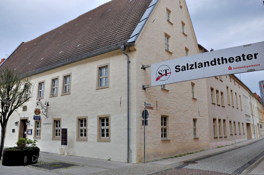 Für die Planungssicherheit, das Gebäude des Salzlandtheaters erhalten und damit den Betrieb der wichtigen Kulturstätte gewährleisten zu können, sind Vereinbarungen wie Erbbaurechtsvertrag und Grundstücksüberlassungsvertrag grundlegend.