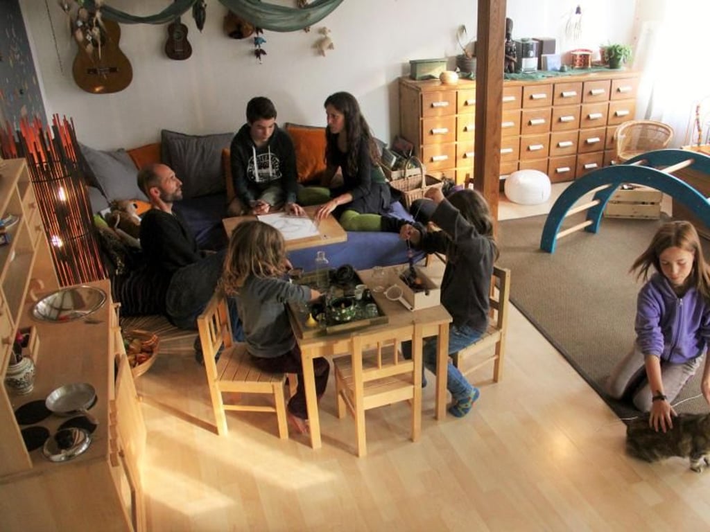 Familie Gremlich mit Bastian (M) und Amanda (r), Mutter Andrea Gremlich (hinten r) Lebenspartner Reto Liniger sowie Elia und Lionel sitzen am 28.09.2016 im Wohnzimmer ihres Hauses in Bern. Foto: Anne-Sophie Galli