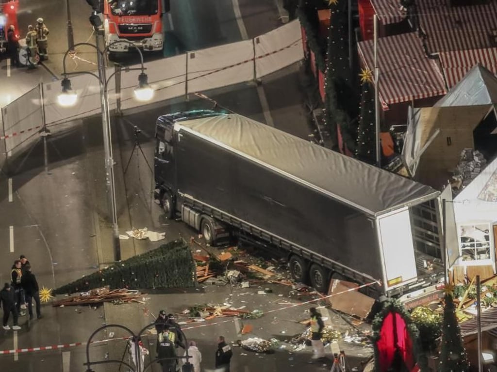 Der von Amri gekaperte Lkw auf dem Weihnachtsmarkt am Breitscheidplatz in Berlin. Foto: Michael Kappeler