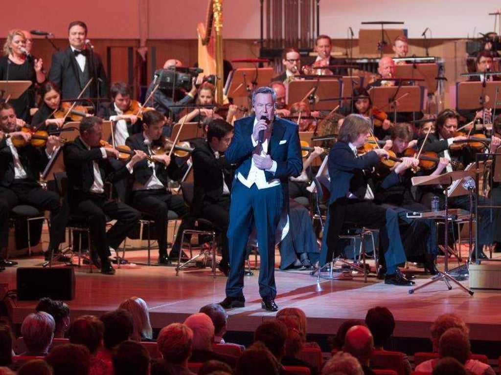 Roland Kaiser bei seinem Auftritt mit der Dresdner Philharmonie. Foto: Arno Burgi