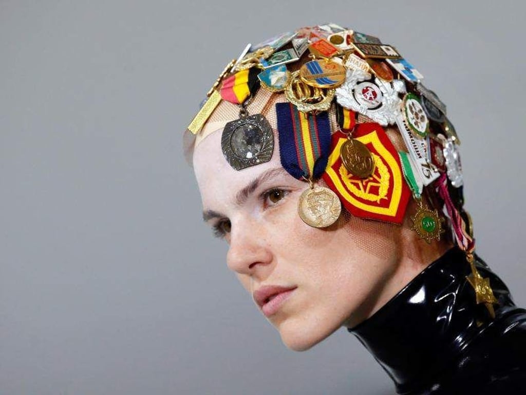 Wohin mit alten Orden und Medaillen? Das belgische Designerduo An Vandevorst und Filip Arickx hat einen Vorschlag. Foto: François Mori