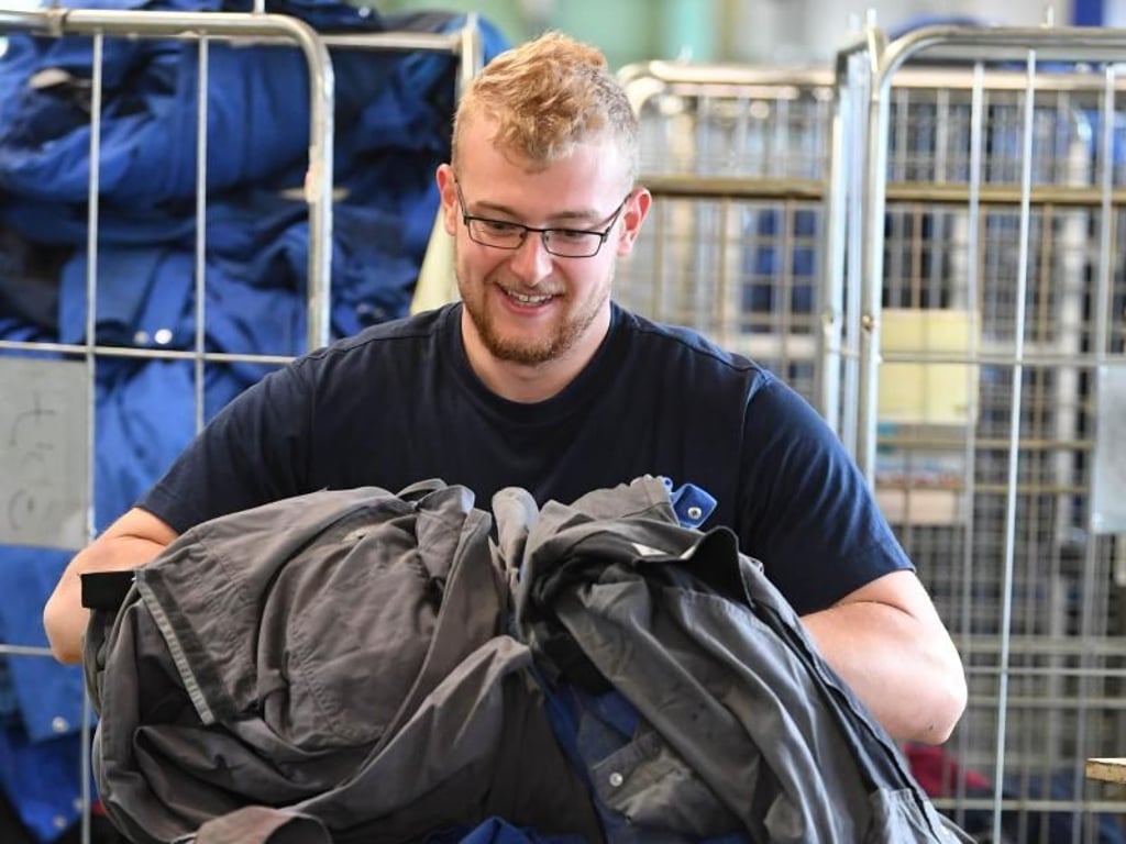 Kampf gegen die Wäscheberge: Pro Waschgang schaffen die Maschinen, mit denen Textilreiniger Andreas Wagner arbeitet, 10 bis 50 Kilogramm Wäsche. Foto: Uli Deck
