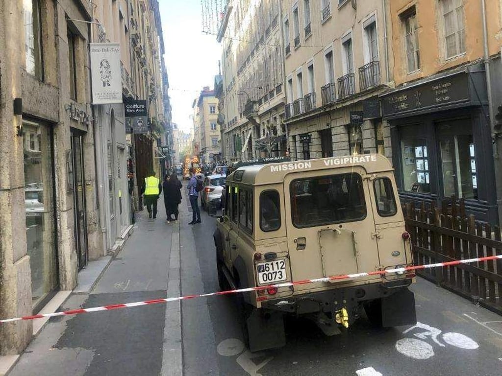 Ein Fahrzeug der französischen Anti-Terror-Einheit «Vigipirate Mission» in der Nähe des abgesperrten Tatorts. Foto: Sebastien Erome/AP