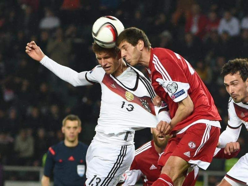 Duisburgs Lasha Dvali (im Kopfballduell mit Thomas Müller) kehrt in seine georgische Heimat zurück. Foto: Arne Dedert