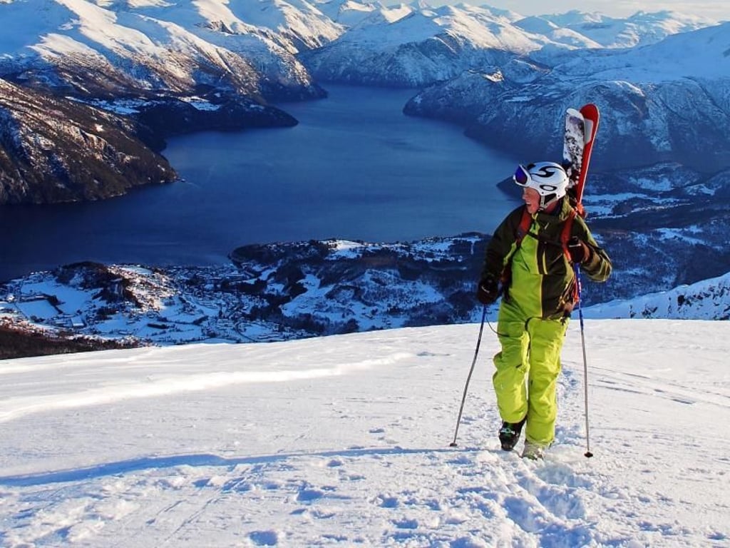 Kurze Aufstiege, lange Abfahrten - ein Traum für jeden Skifahrer. Foto: Stranda/Andreas Skogseth