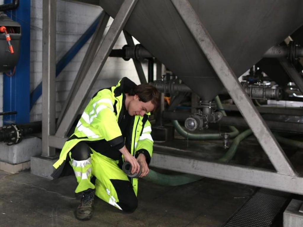 Fachkräfte für Kreislauf- und Abfallwirtschaft sind bei Deponien, Wertstoffhöfen oder Abfallanlagen tätig. Azubi Jan Lacher ist auch für die Wartung der Anlagen zuständig. Foto: Ina Fassbender