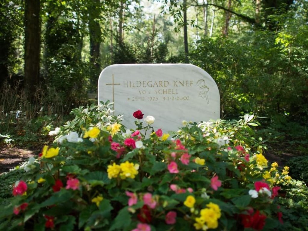 Letzte Ruhe für eine große Schauspielerin: Mit Blumen bedeckt ist das Grab von Hildegard Knef. Foto: Klaus-Dietmar Gabbert