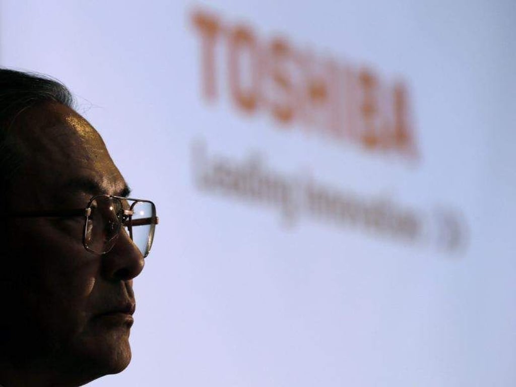epa05077775 Toshiba-Chef Masashi Muromachi erklärt den Restrukturierungsplan für den von einem Bilanzskandal erschütterte Technologieriesen Foto: Kimimasa Mayama