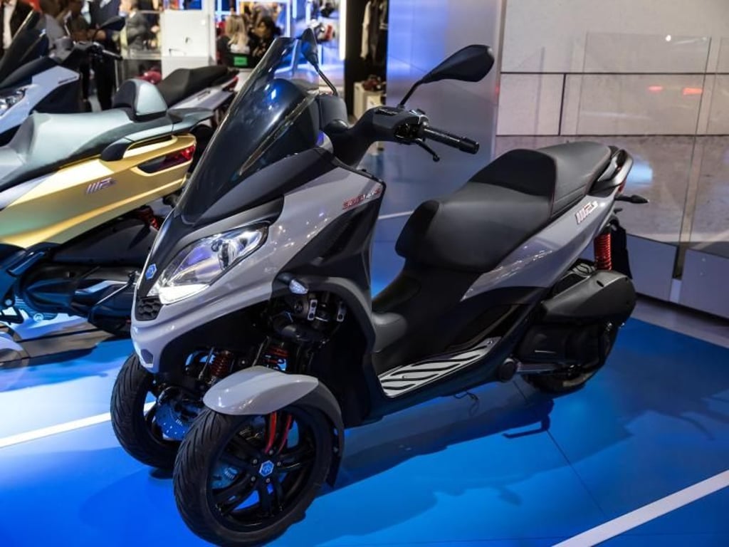 Kurvenkünstler: Viele dreirädrige Roller wie auch der Piaggio MP3 sind mit Neigetechnik ausgestattet. Foto: Marco Zamponi/Piaggio