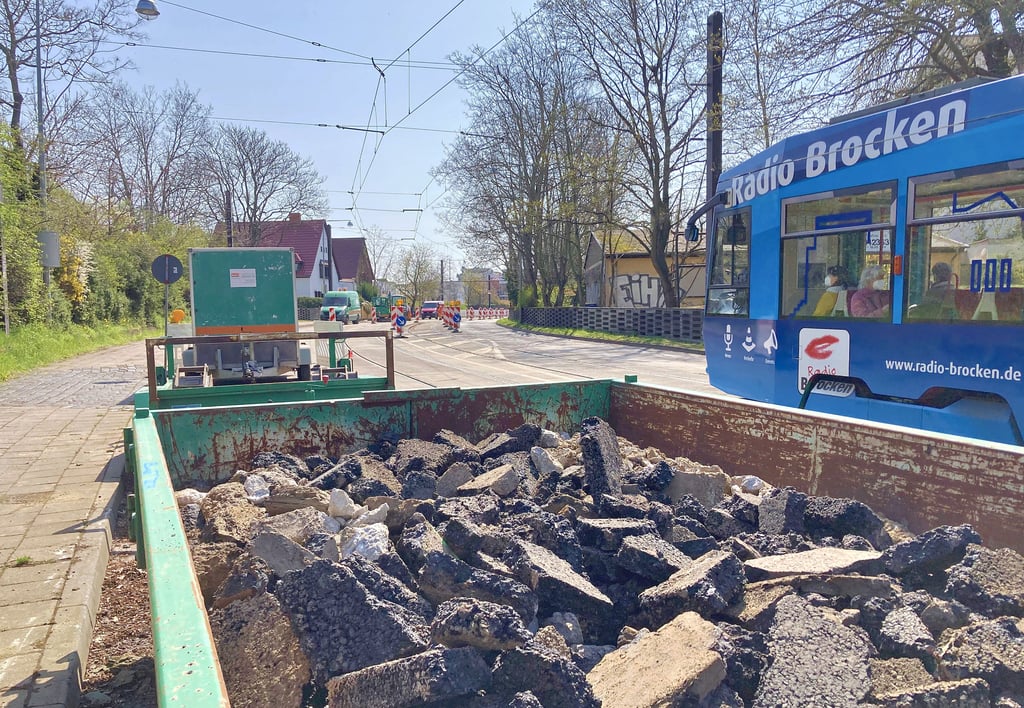 Im Bereich zwischen Budenbergstraße und Thiemstraße werden in der Schönebecker Straße derzeit Fahrbahnschäden behoben. Die Arbeiten dauern bis Freitag an, bis dahin ist die Buckauer Achse ab Thiemplatz gesperrt.