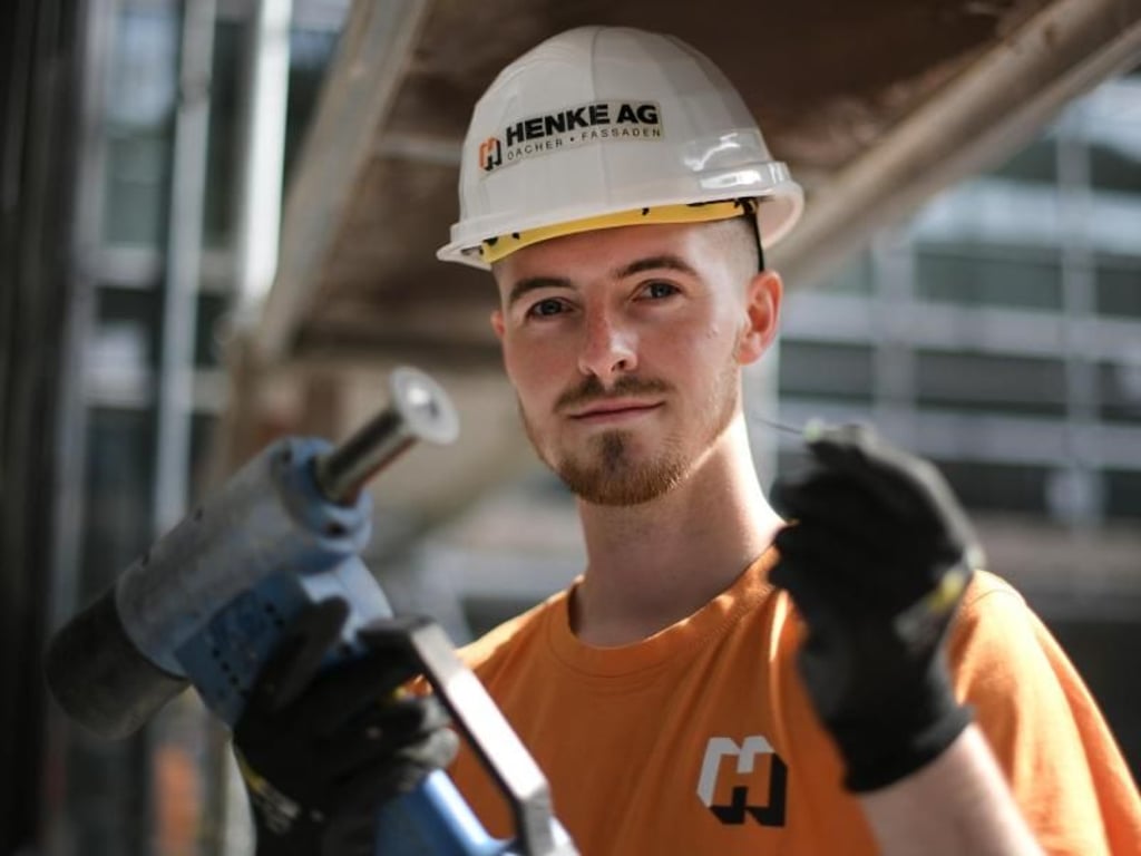 Ein Mann und sein Niethammer: Fassadenmonteur Marc Hanfmann absolviert seine Ausbildung bei der Firma Henke in Hagen. Foto: Ina Fassbender