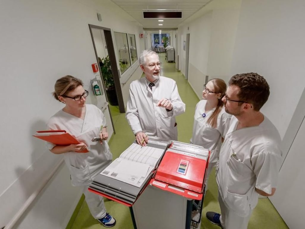Mediziner Michael Musolf (2.v.l.), Chefarzt in der Klinik für Geriatrie und Physikalische Medizin am Evangelischen Amalie Sieveking-Krankenhaus in Hamburg, arbeitet mit einem Team aus interdisziplinären Experten zusammen - mit dem Ziel, den Patienten auf allen Ebenen wieder fit für den Alltag zu machen. Foto: Markus Scholz