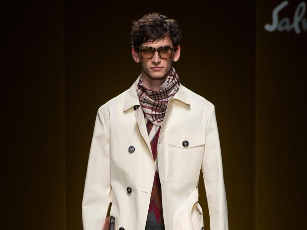 Männer sollten im Herbst zu kleinen bedruckten Seidentüchern greifen. Auch Designer Salvatore Ferragamo sieht das vor (Mantel 2.290 Euro, Hose 590 Euro, Pullover 670 Euro). Foto: Salvatore Ferragamo