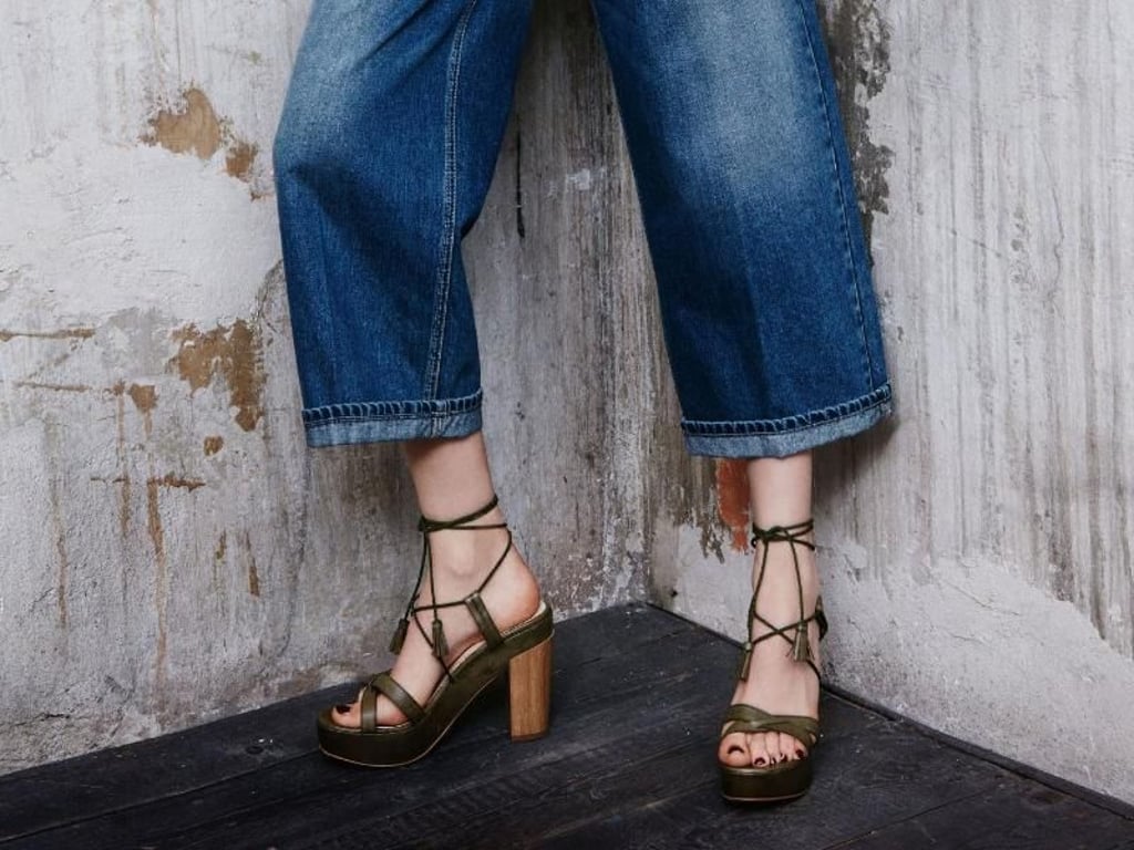 Die Jeans als Culotte wirkt gleichzeitig lässig und schick. Hier ein Beispiel von Sisley (Mantel 144 Euro, Shirt ca. 55 Euro, Kette ca. 33 Euro,Hose ca. 77 Euro, Schuhe 129 Euro). Foto: Sisley