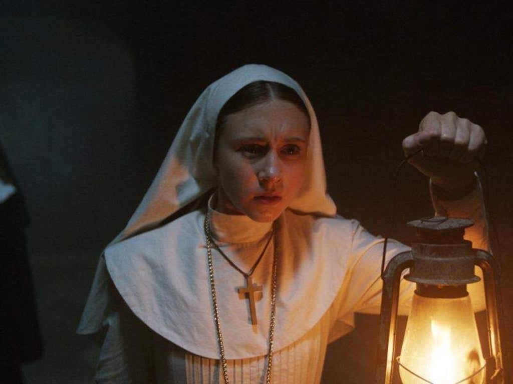 Schwester Irene (Taissa Farmiga) wird von Visionen heimgesucht. Foto: Warner Bros.