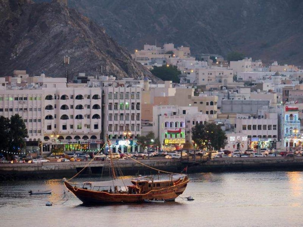 Traditionelle Boote im Hafen von Muscat: Der Oman zählt zu den neuen Pauschalreisezielen im Winter bei Thomas Cook. Foto: Andrea Warnecke