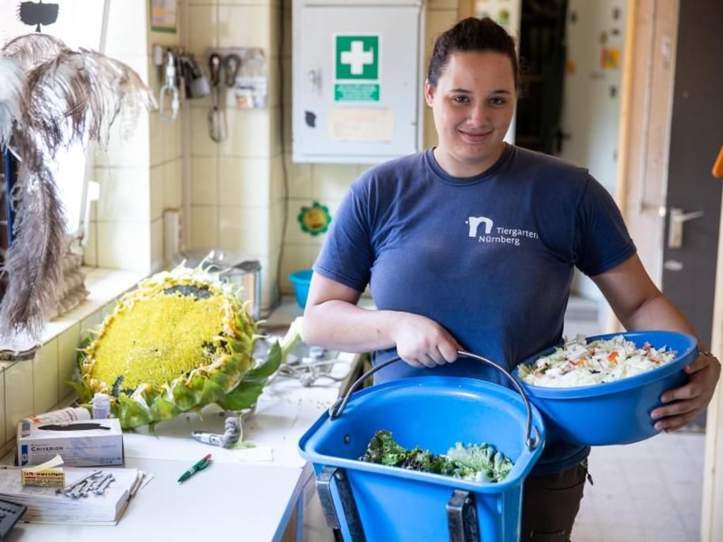 Nadine Lang hat für ihre Affen Obst und Gemüse in mundgerechte Stücke geschnitten. Foto: Daniel Karmann
