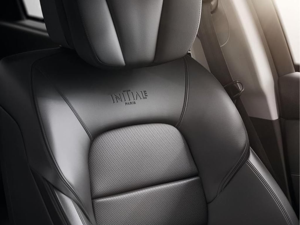 Das Innere des Talisman besticht durch nüchternes, aber klares Design. Die Komfort-Kopfstützen sind bequem. Foto: Renault