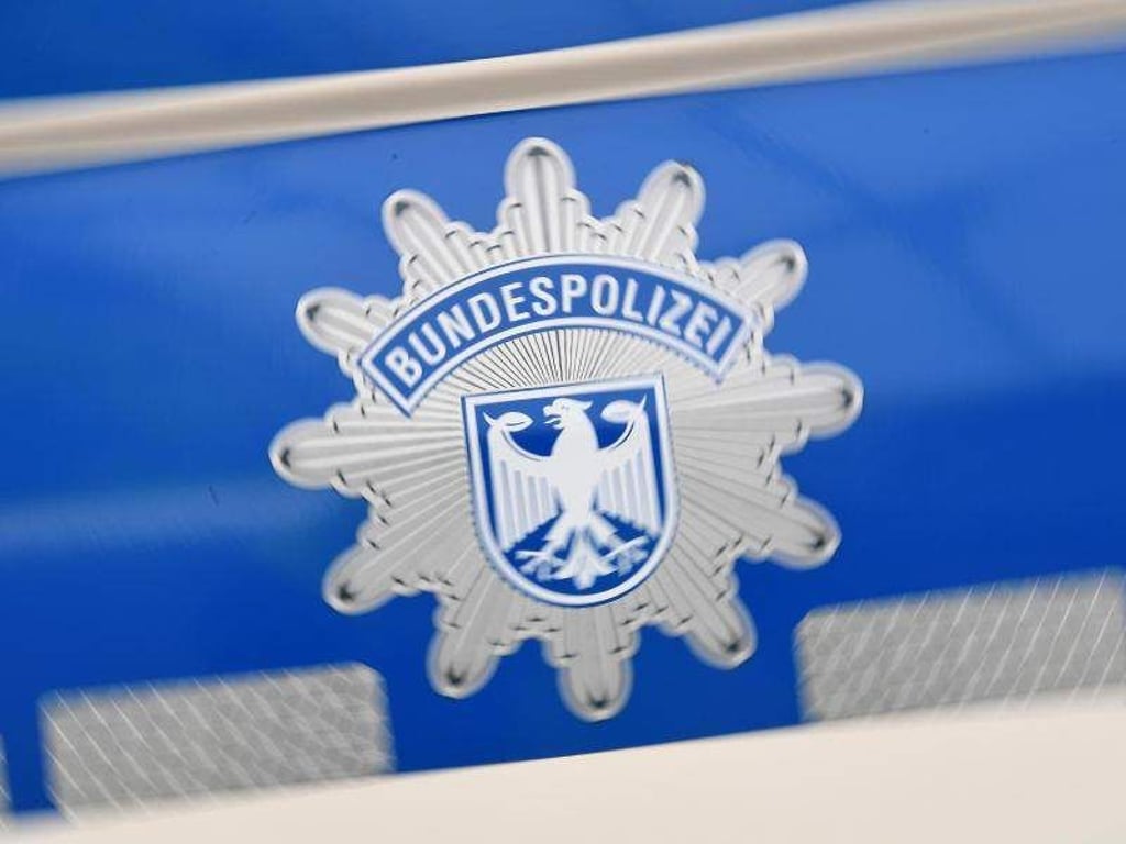 Das Hoheitszeichen der Bundespolizei auf einem Einsatzfahrzeug. Foto: Peter Kneffel/Archivbild