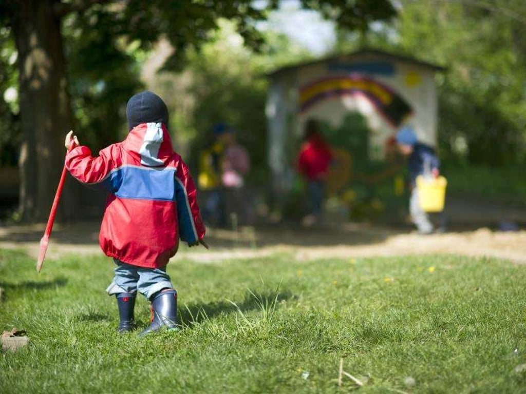 Erst austoben, dann Gäste empfangen: So kommen Kinder mit Besuch besser klar. Foto: Arno Burgi