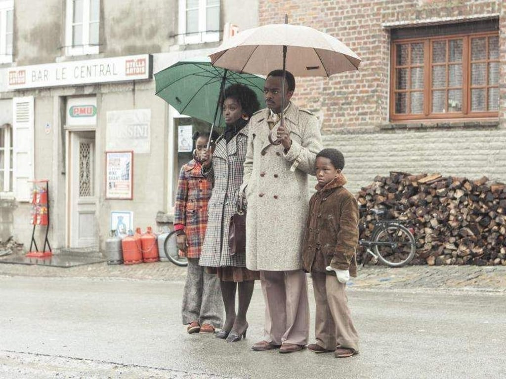Für Sivi (Medina Diarra, l-r), Anne (Aissa Maiga), Seyolo (Marc Zinga) und Kamini (Bayron Lebli) ist die Anfangszeit in einem kleinen nordfranzösischen Ort alles andere als leicht. Foto: Prokino