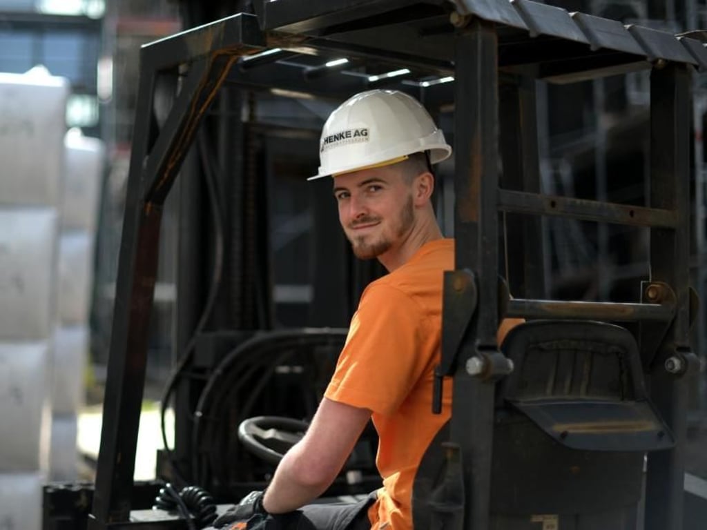 Als Fassadenmonteur ist Hanfmann auf Baustellen im Einsatz. Foto: Ina Fassbender