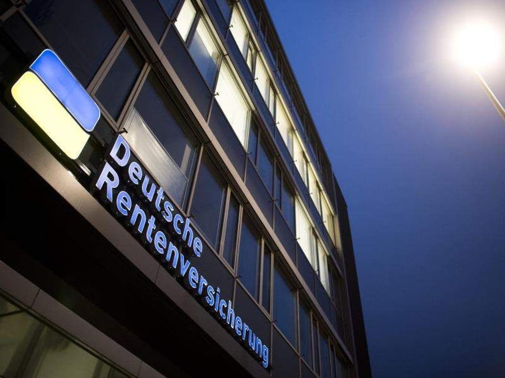 Es hängt von Faktoren wie Einkommenshöhe und Befristung des Nebenjobs ab, ob und in welcher Höhe Studenten Beiträge an die gesetzliche Rentenversicherung abführen müssen. Foto: Julian Stratenschulte