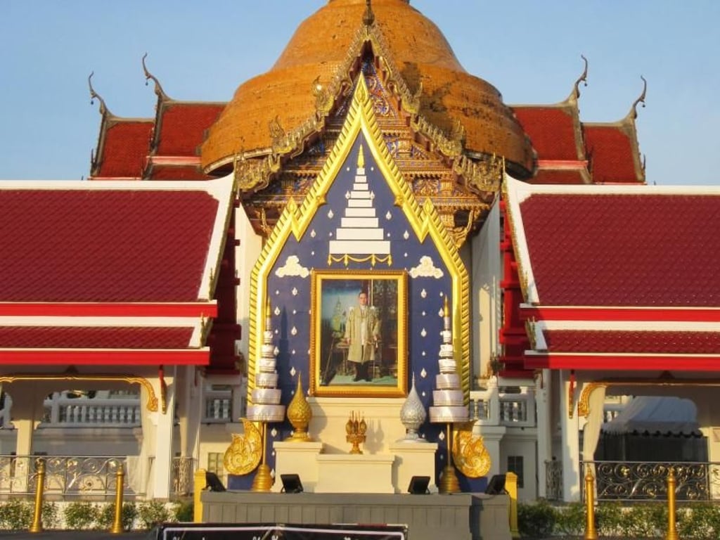 Am Tempel Wat Chai Mongkon in Pattaya sind keine Selfies vor dem Bild des verstorbenen Königs Bhumibol erlaubt - Majestätsbeleidigung wird in Thailand mit harten Strafen geahndet. Foto: Bernd Kubisch