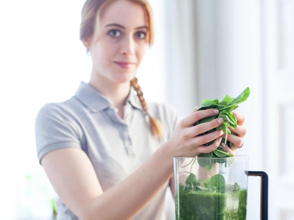 Auch bei den Kleingeräten gibt es einiges, was sich insbesondere für Vegetarier und Veganer eignet: Ein Mixer für Smoothies etwa. Foto: AMK