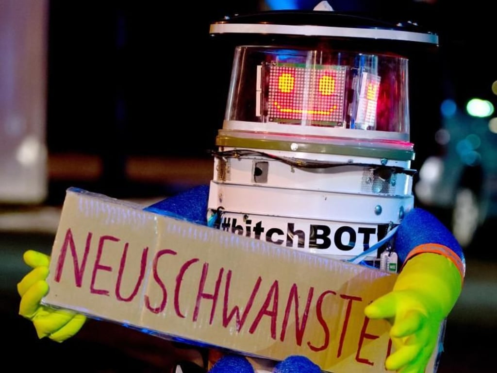 Der Roboter «hitchBOT» auf dem Weg nach Neuschwanstein. Foto: Sven Hoppe/Archiv