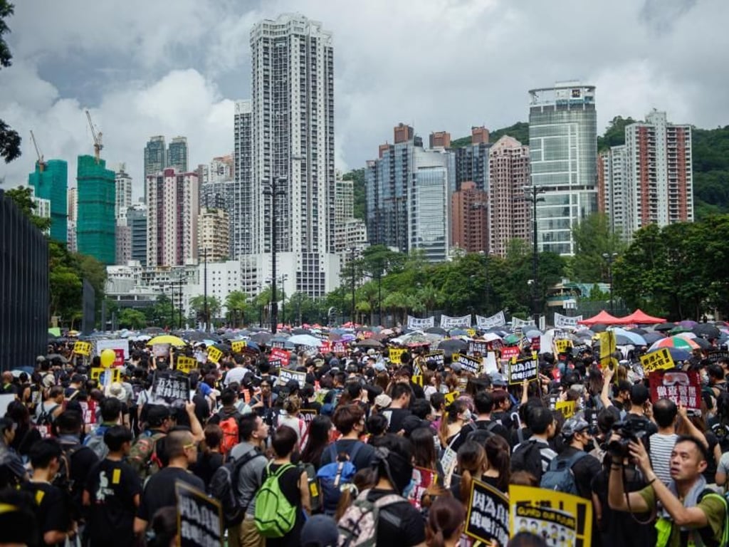 Teilnehmer einer Demonstration kommen zur Protestkundgebung im Victoria Park. Foto: Gregor Fischer