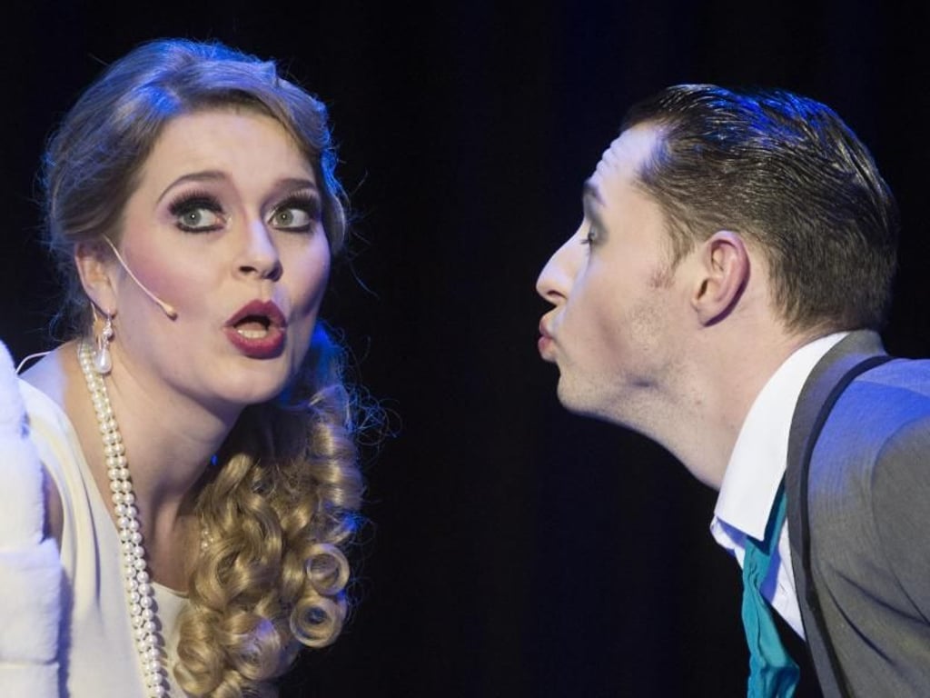 Mirka Wagner und Johannes Dunz singen als das Fräulein und der Provinzler in der Kabarett-Revue «Heute Nacht oder nie - Die Spoliansky-Revue». Foto: Soeren Stache