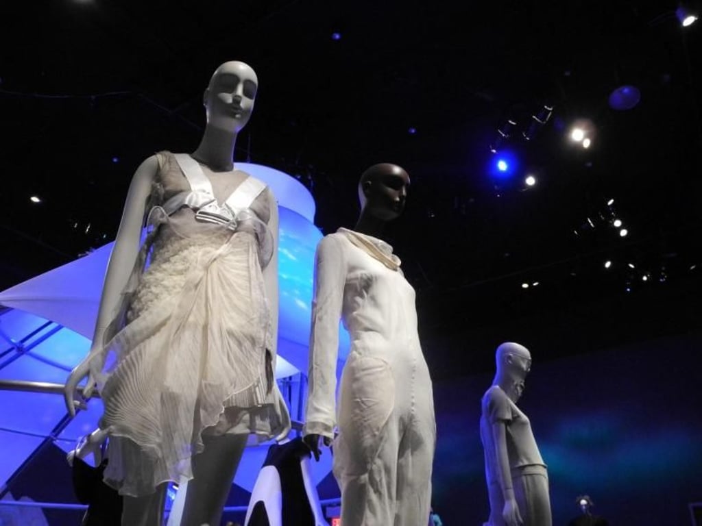 Völlig losgelöst: Designer Helmut Lang ließ sich bei diesen Entwürfen von der bemannten Raumfahrt inspirieren. Foto: Johannes Schmitt-Tegge/dpa