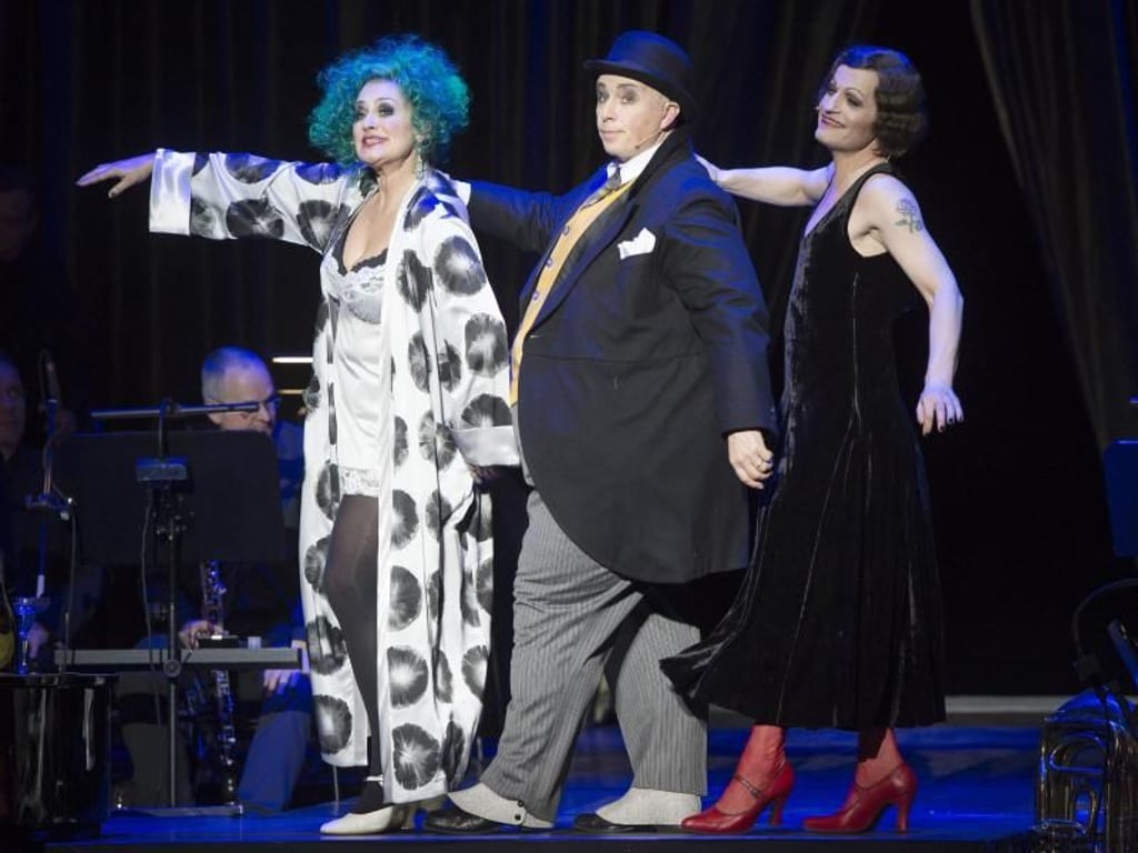 Das Kabarett-Trio «Geschwister Pfister» aus Andreja Schneider (l), Christoph Marti (r) und Tobias Bonn lassen die Weimarer Republik aufleben. Foto: Soeren Stache