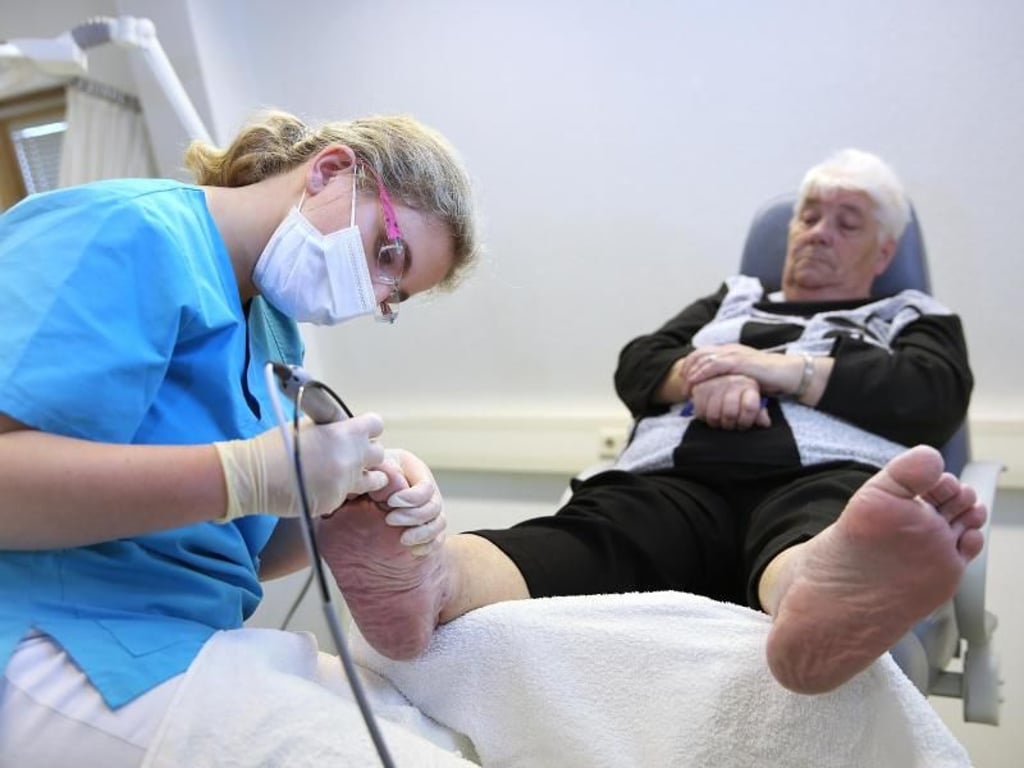 Kein Patient ist wie der andere: Die angehende Podologin Laura Müller muss sich immer wieder auf einen anderen Menschen und dessen Befindlichkeit einstellen. Foto: Ronny Hartmann