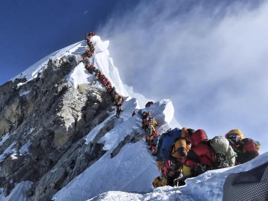 Überfüllt: Eine lange Schlange am Mount Everest. Foto: Nirmal Purja/Nimsdai Project Possible/AP
