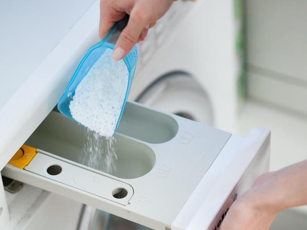 Insbesondere bei Vollwaschmitteln sollten Verbraucher zum Pulver greifen. Sie können im Gegensatz zu flüssigen Produkten Bleichmittel enthalten, was eine höhere Waschkraft entwickelt. Foto: Christin Klose