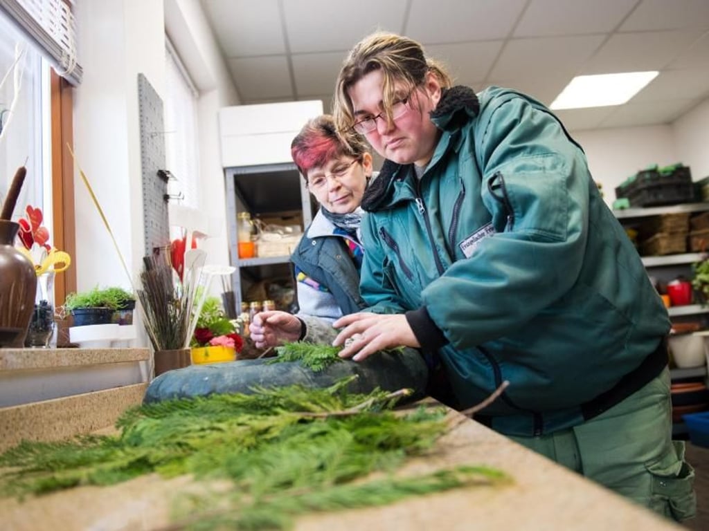 Kränze binden will gelernt sein: Susan Otto braucht für ihren Job auch viel Geschick. Foto: Inga Kjer