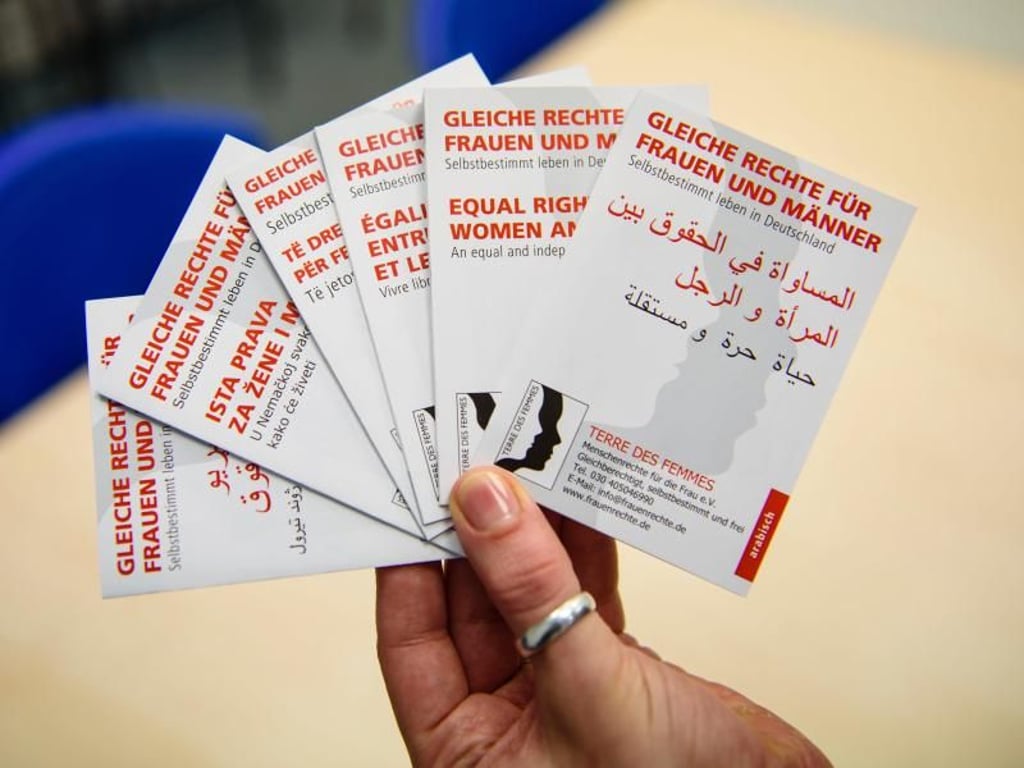 Der Verein Terre des Femmes hat eine Broschüre in verschiedenen Sprachen über die Gleichberechtigung von Mann und Frau produziert. Foto: Gregor Fischer