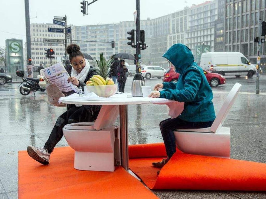 Trotz Sturm und Regen scheinen diese Schüler in Berlin Spaß auf ihren Toilettensitzen zu haben. Foto: Paul Zinken