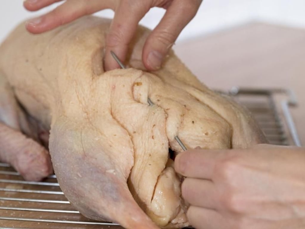 Am besten nur zur Hälfte füllen: Dann kann sich genügend Dampf bilden und der Braten auch von innen garen. Foto: Florian Schuh