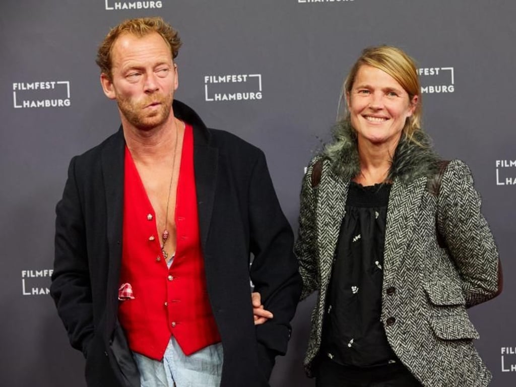 Karoline Eichhorn sieht man eher selten auf dem roten Teppich. Zu Eröffnung des Filmfestes ist sie mit ihrem Mann gekommen, dem dänischen Schriftsteller Arne Nielsen. Foto: Georg Wendt