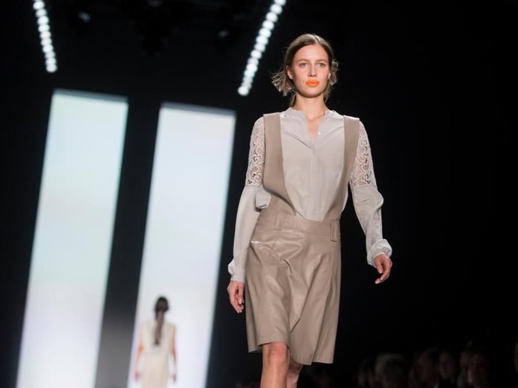 Lederrock mit Hosenträgern: Dorothee Schumacher bei der Berlin Fashion Week. Foto: Gregor Fischer