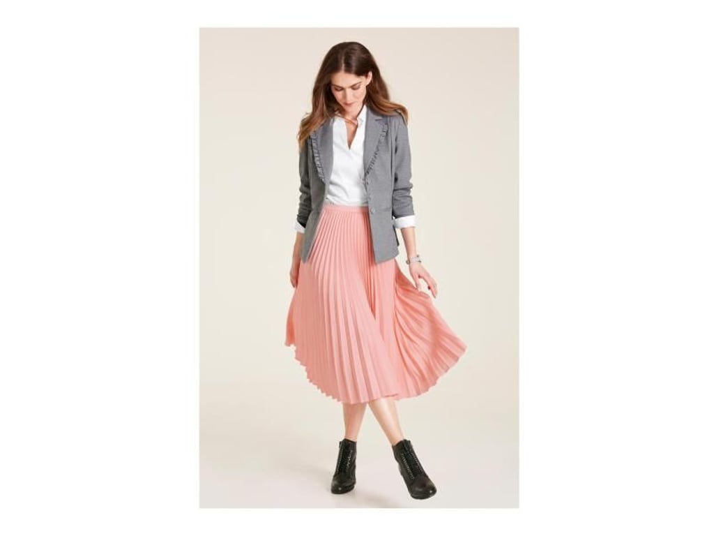 Businesstauglich wird der Midirock in Kombination mit einer schlichten Bluse und einem Blazer (Heine: Rock ca. 60 Euro, Blazer ca. 80 Euro, Bluse ca. 60 Euro, Stiefelette ca. 140 Euro). Foto: Heine