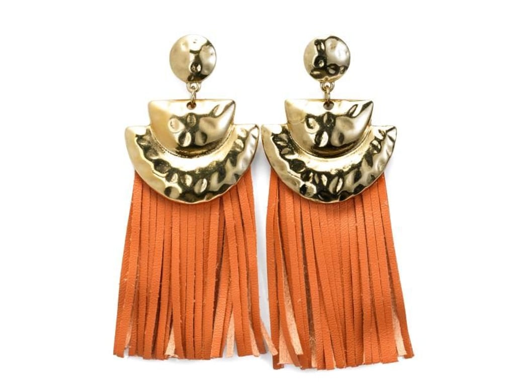 Fransen zieren nicht mehr nur die Kleidung, sondern auch den Schmuck: Angesagt sind im Herbst und Winter etwa Ohrringe mit Lederfransen. Hier ein Modell aus der Kollektion von Mango (ca. 16 Euro). Foto: Mango
