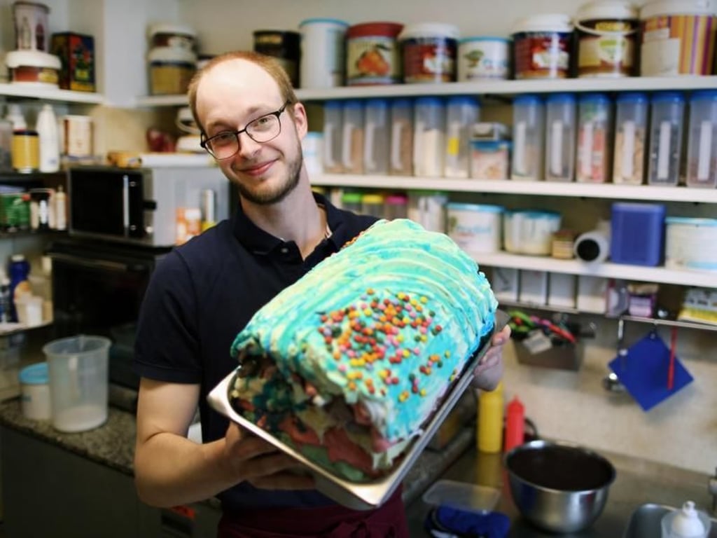 Kindereis in Blau: Der angehende Eishersteller Manuel Rütter probiert immer mal wieder neue Sorten aus. Foto: Ina Fassbender